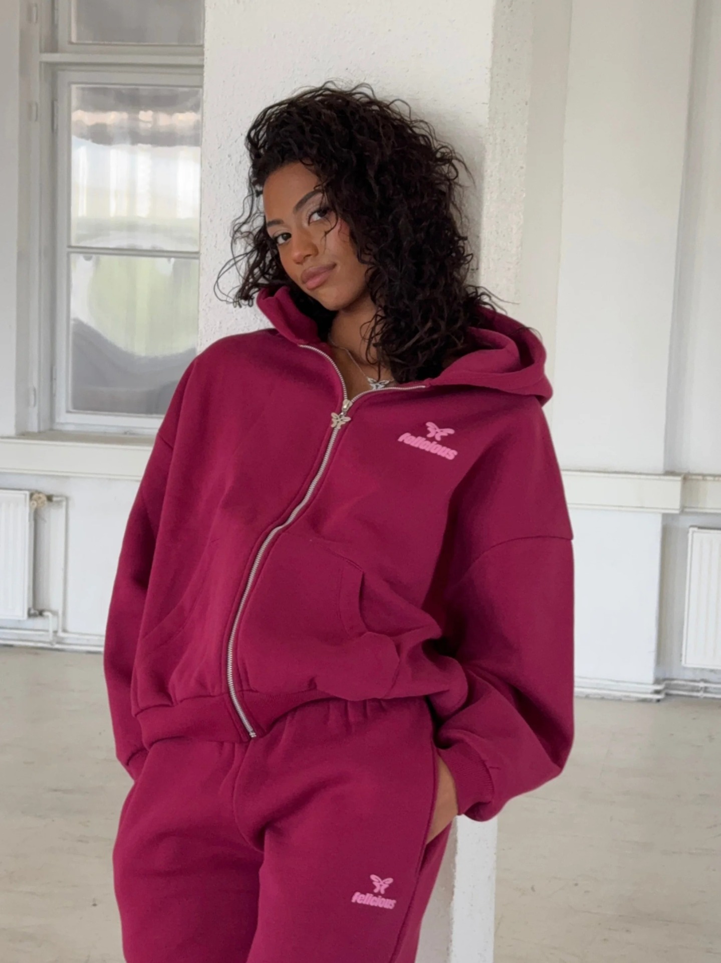  هودی زیپ دار زنانه ساده باکسی فیت زرشکی برند فلیشس felicious | بادابینگ استایل 