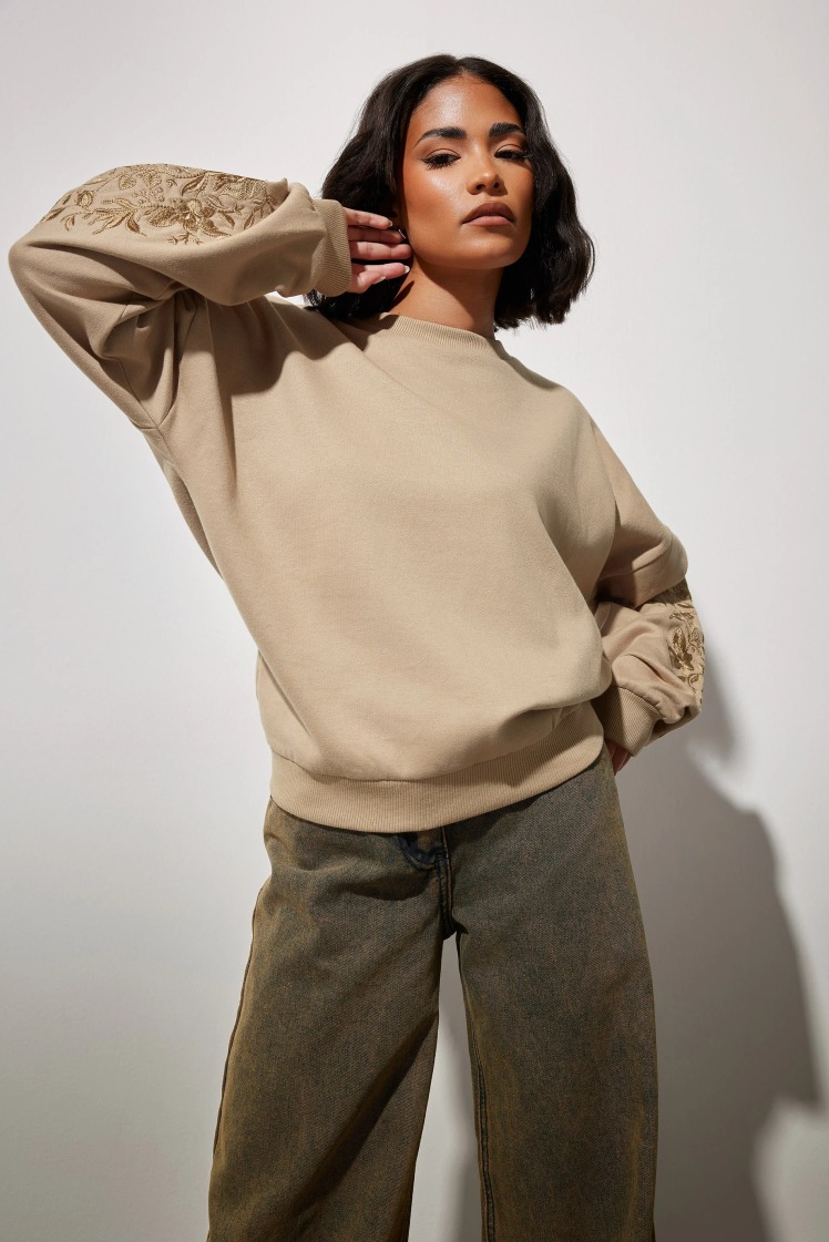 سویشرت دورس گلدوزی شده زنانه اورسایز قهوه‌ای شتری برند پیکسی‌گرل PIXIEGIRL | بادابینگ استایل