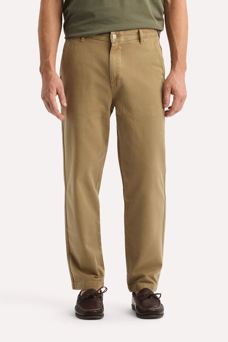 شلوار کتان مردانه خاکی Relaxed Taper Fit برند داکرز DOCKERS | بادابینگ استایل