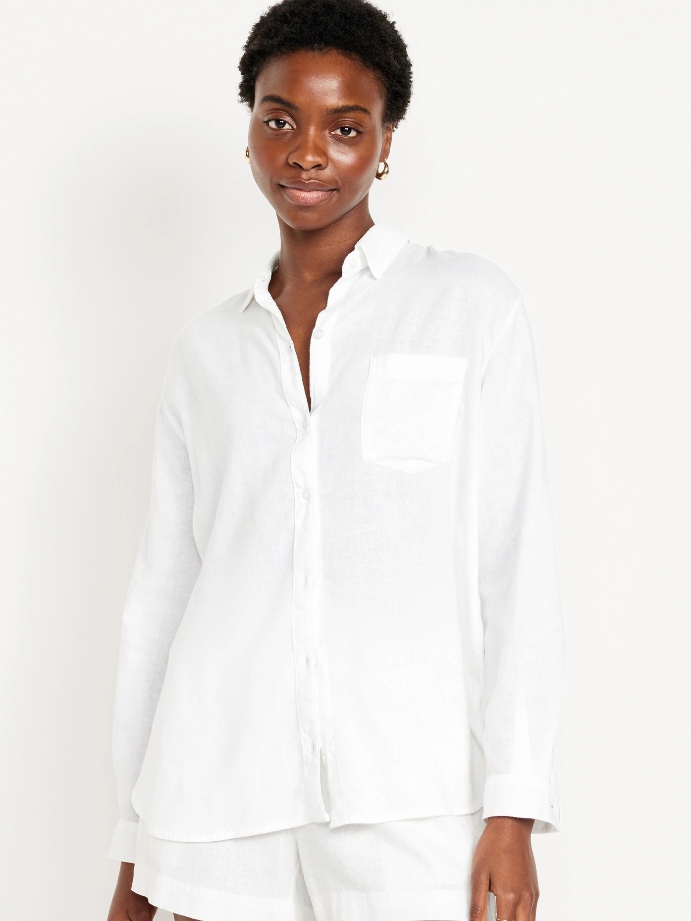  شومیز لینن بوی‌فرند اورسایز زنانه سفید برند الد نیوی Old Navy | بادابینگ استایل 