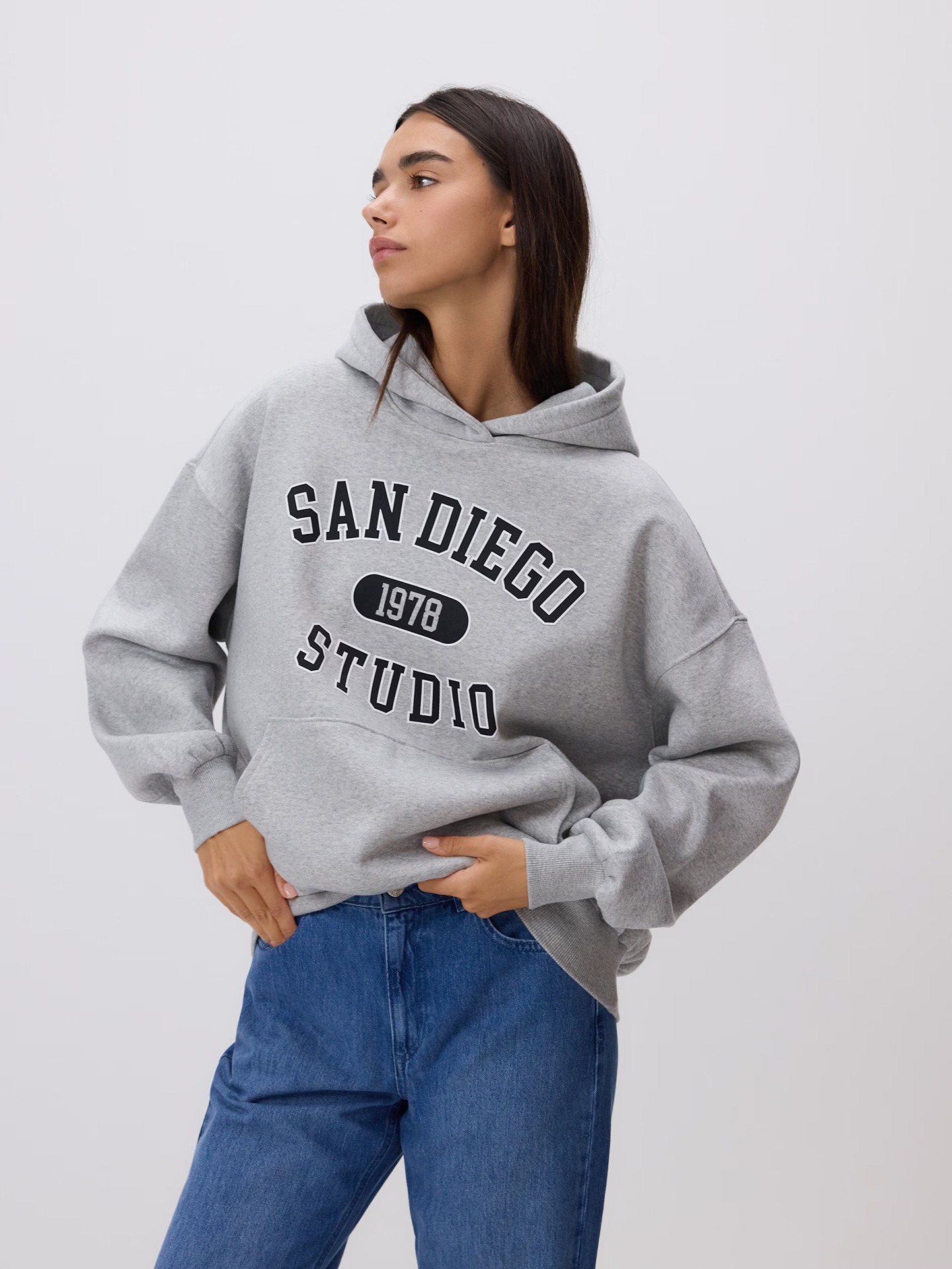  هودی طرح دار زنانه اورسایز طوسی روشن برند ریزرود Reserved | بادابینگ استایل 