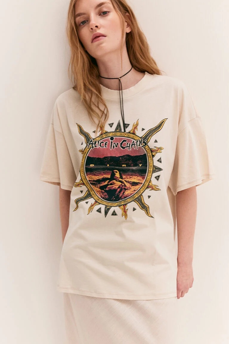  تیشرت اورسایز زنانه کرمی طرح Alice in Chains برند H&M - DIVIDED | بادابینگ استایل 