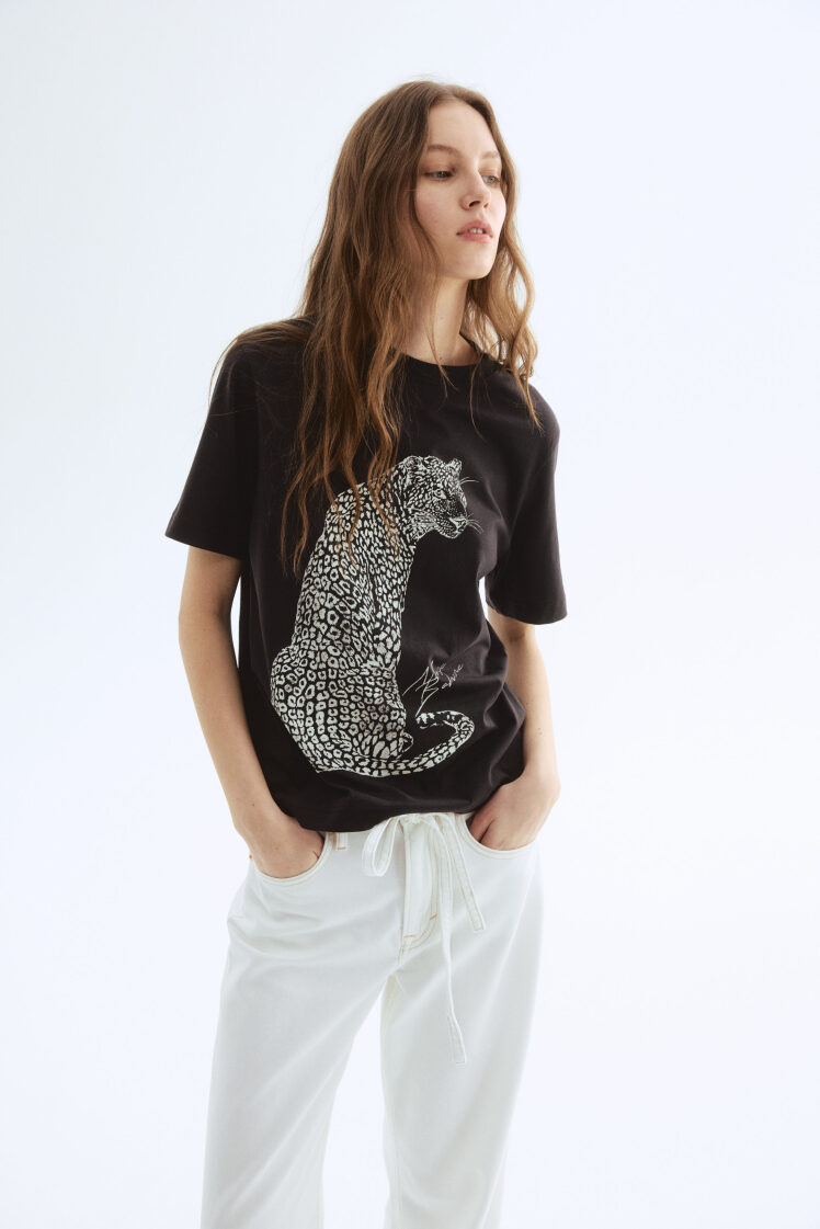 تیشرت گرافیکی زنانه لوز فیت Leopard برند اچ اند ام H&M -رنگ مشکی | بادابینگ استایل