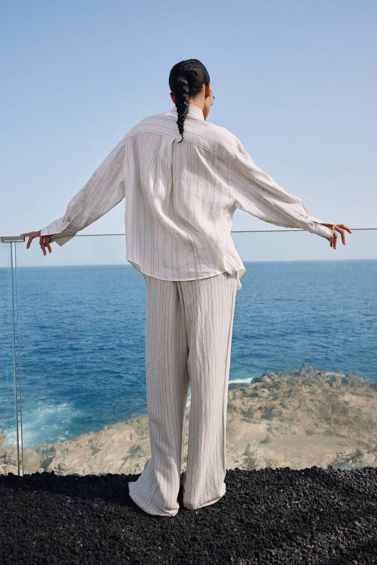 شومیز لینن اورسایز زنانه کرمی برند اچ اند ام H&M - راه راه تنیس کلاب | بادابینگ استایل