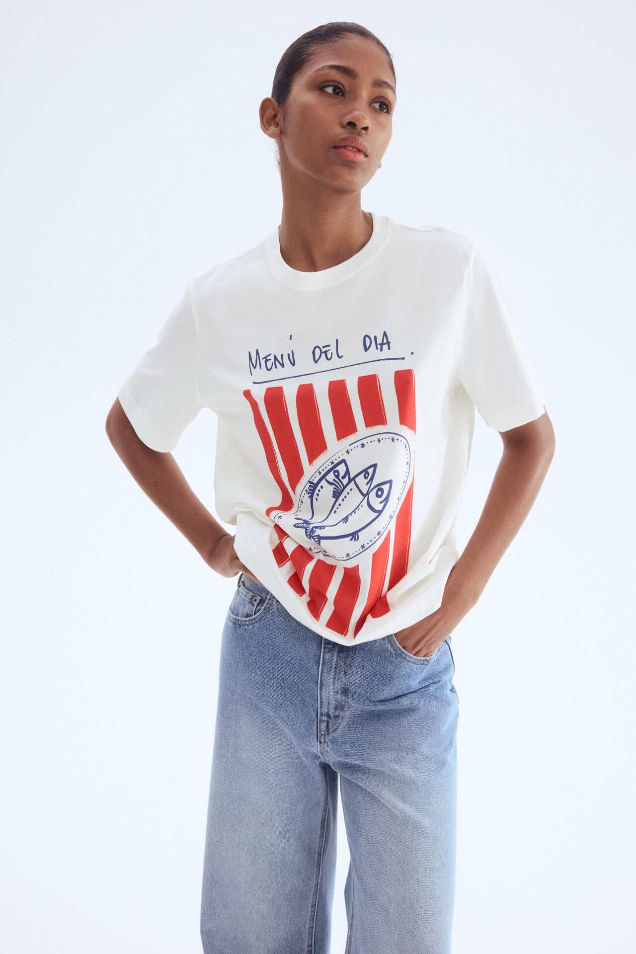 تیشرت طرح دار زنانه لوز فیت سفید Fish برند اچ اند ام H&M | بادابینگ استایل