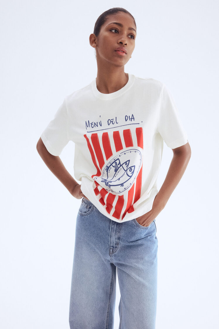 تیشرت طرح دار زنانه لوز فیت سفید Fish برند اچ اند ام H&M | بادابینگ استایل