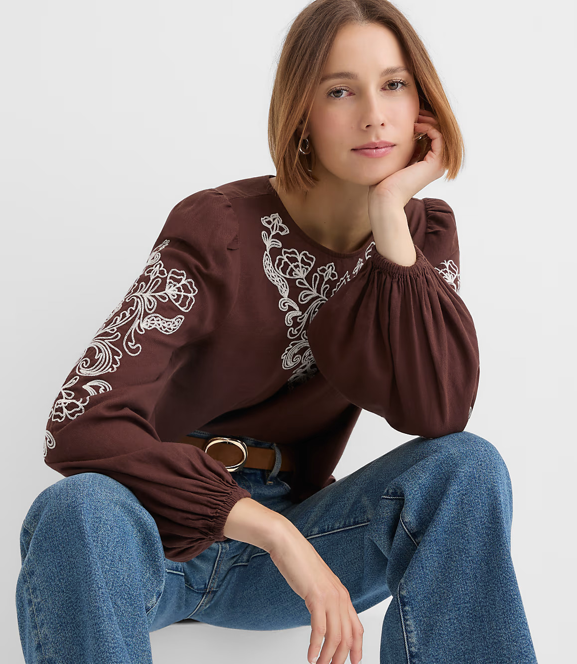 بلوز گلدوزی‌شده گل‌دار زنانه قهوه‌ای گردویی تیره برند لافت Loft | بادابینگ استایل 