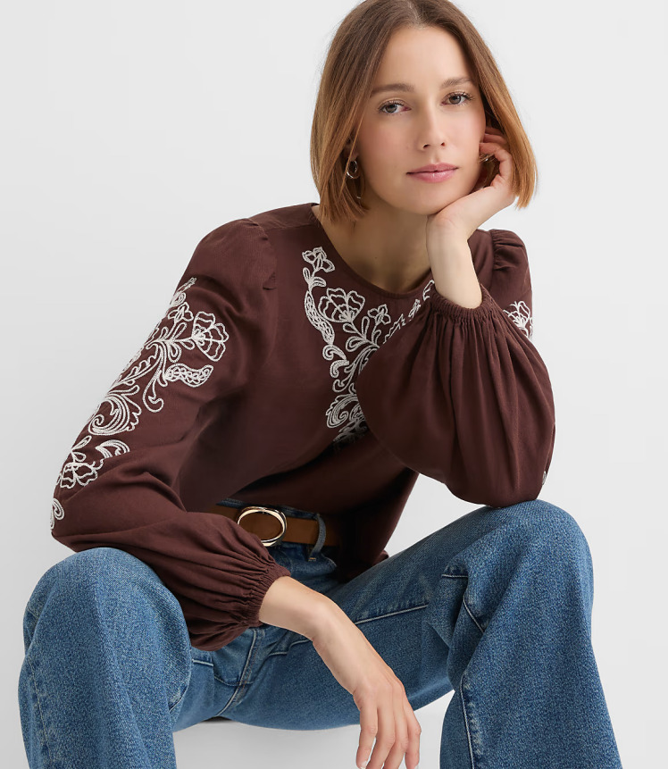 بلوز گلدوزی‌شده گل‌دار زنانه قهوه‌ای گردویی تیره برند لافت Loft | بادابینگ استایل