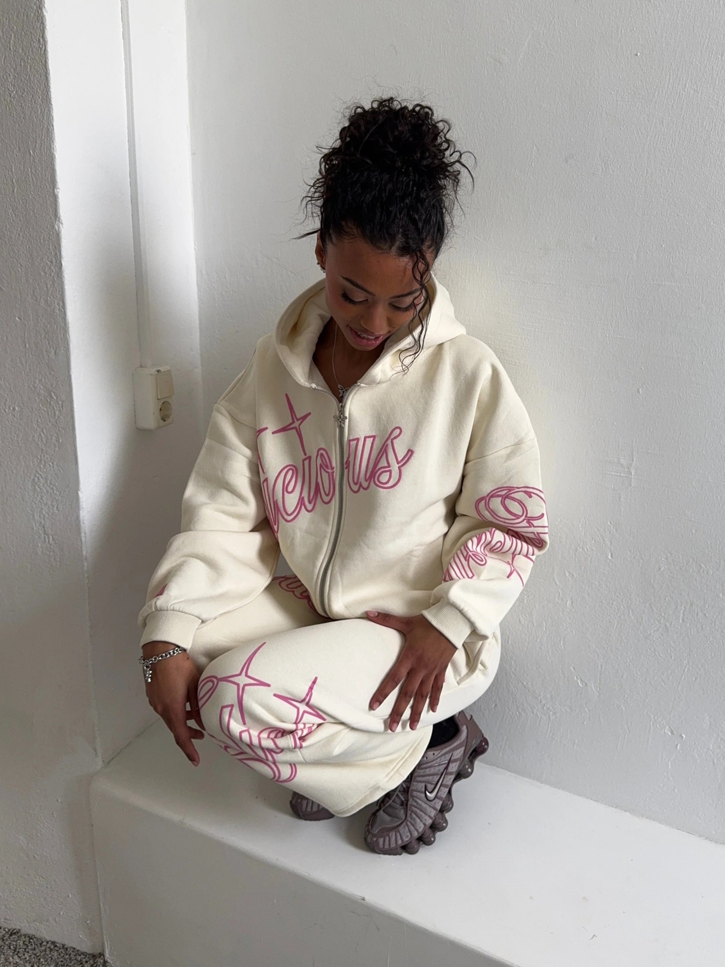 هودی زیپ دار زنانه باکسی فیت طرح ستاره سفید استخوانی برند فلیشس felicious | بادابینگ استایل