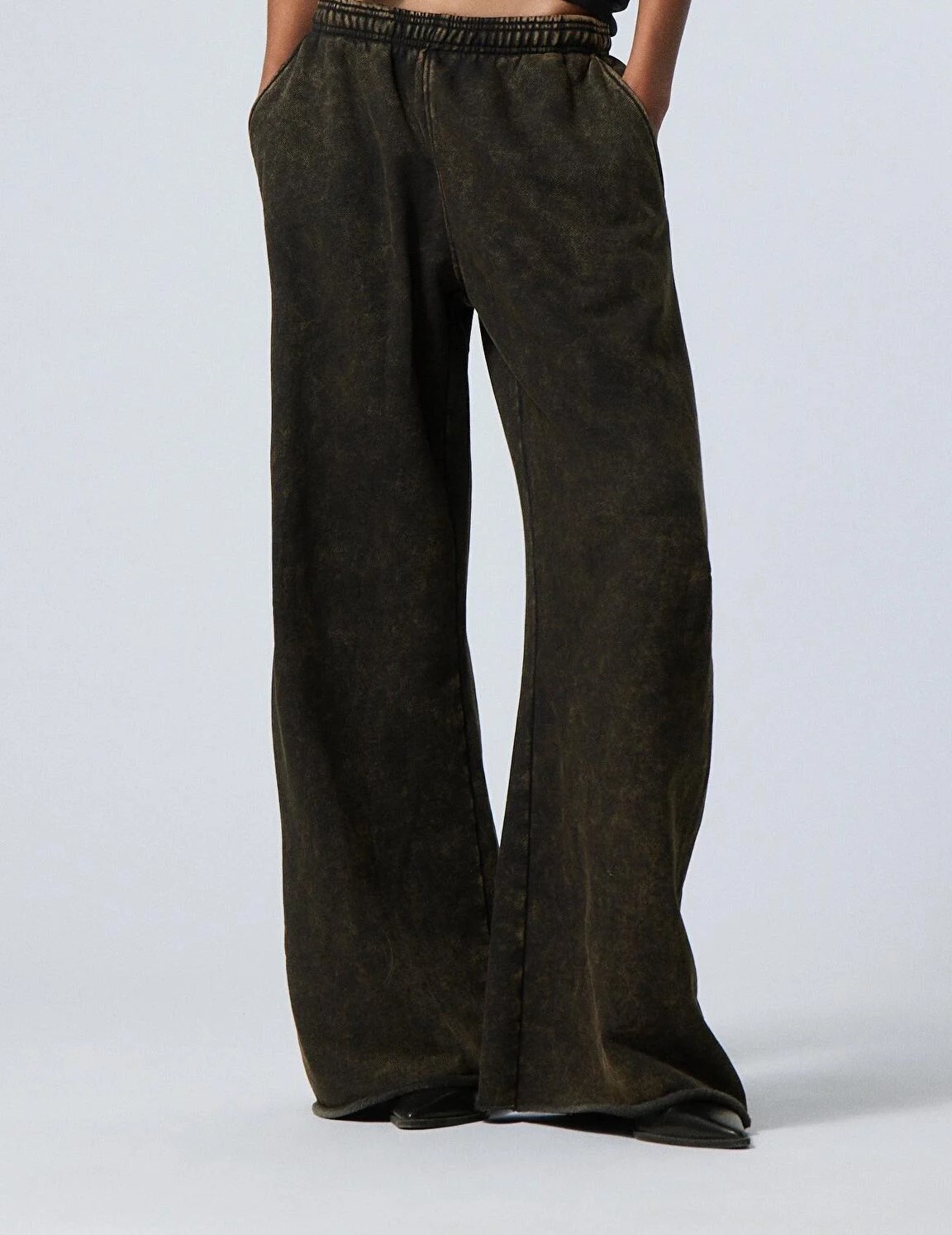  شلوار اسلش زنانه بگ واید لگ قهوه‌ای تیره سنگشور برند ویکدی Weekday | بادابینگ استایل 