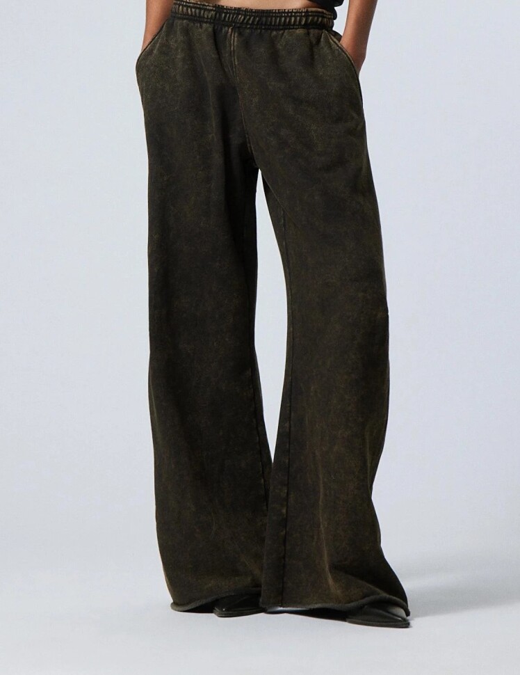 شلوار اسلش زنانه بگ واید لگ قهوه‌ای تیره سنگشور برند ویکدی Weekday | بادابینگ استایل