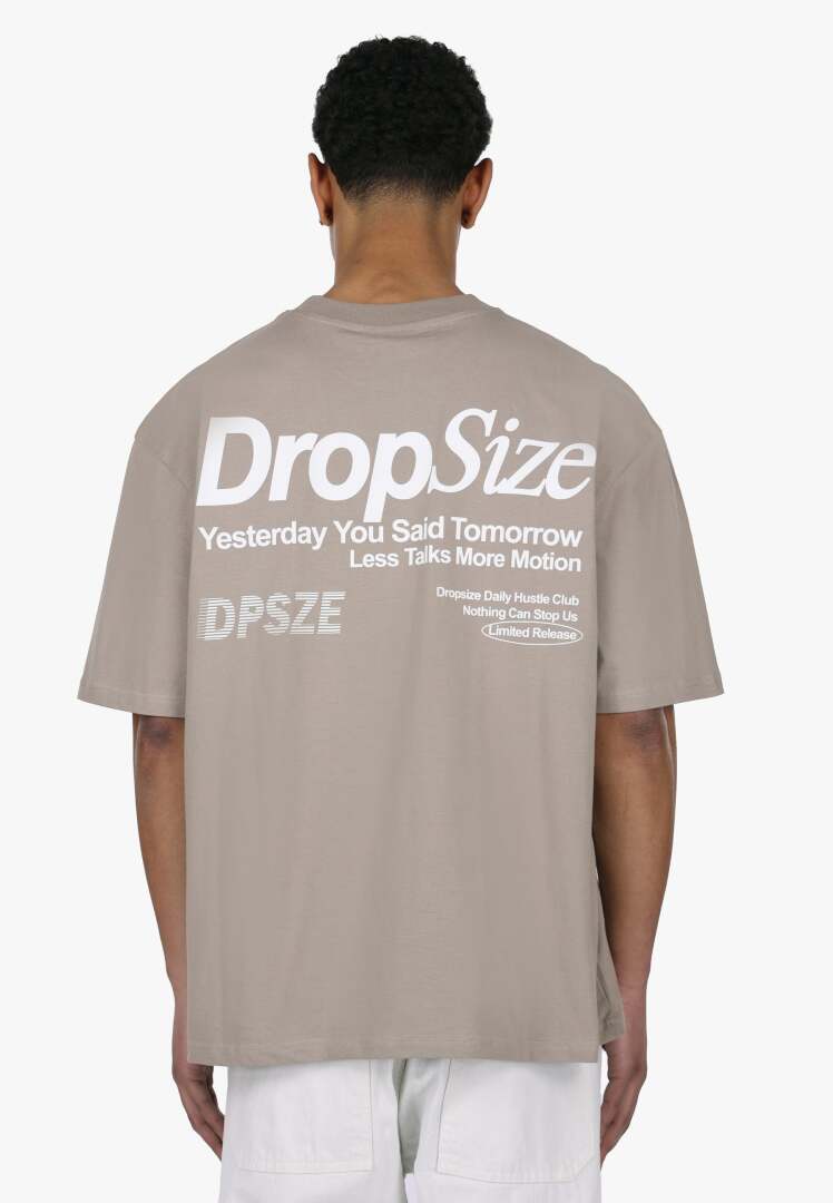 تیشرت اورسایز گرم بالا مردانه Yesterday رنگ خاکی برند دراپ سایز Dropsize | بادابینگ استایل